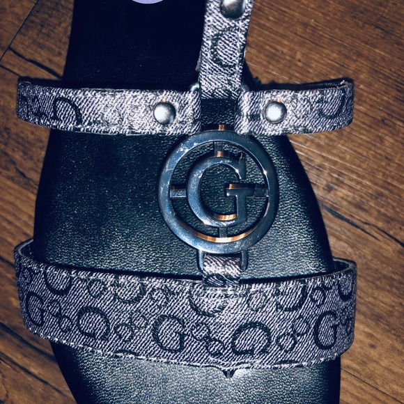 Guess Flats! - Picture 4 of 5